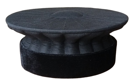 Toque noire sans galon ; toque greffier ; toque commissaire de justice, M1