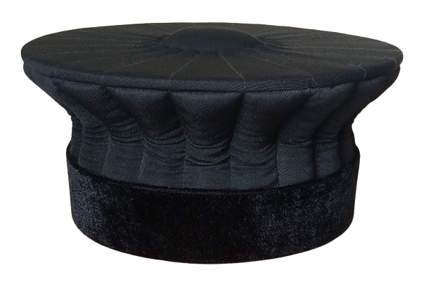 Toque noire sans galon ; toque greffier ; toque commissaire de justice, M2